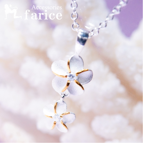 ２輪のホワイトプルメリアの花が連なる華やかなハワイアンジュエリーペンダント